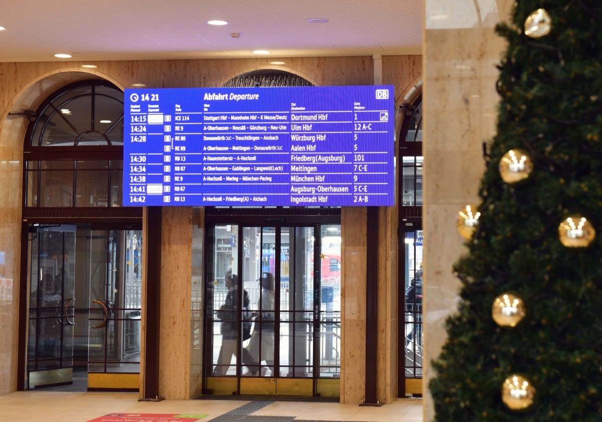 Neue digitale Monitore informieren Fahrgäste am Augsburger Hauptbahnhof