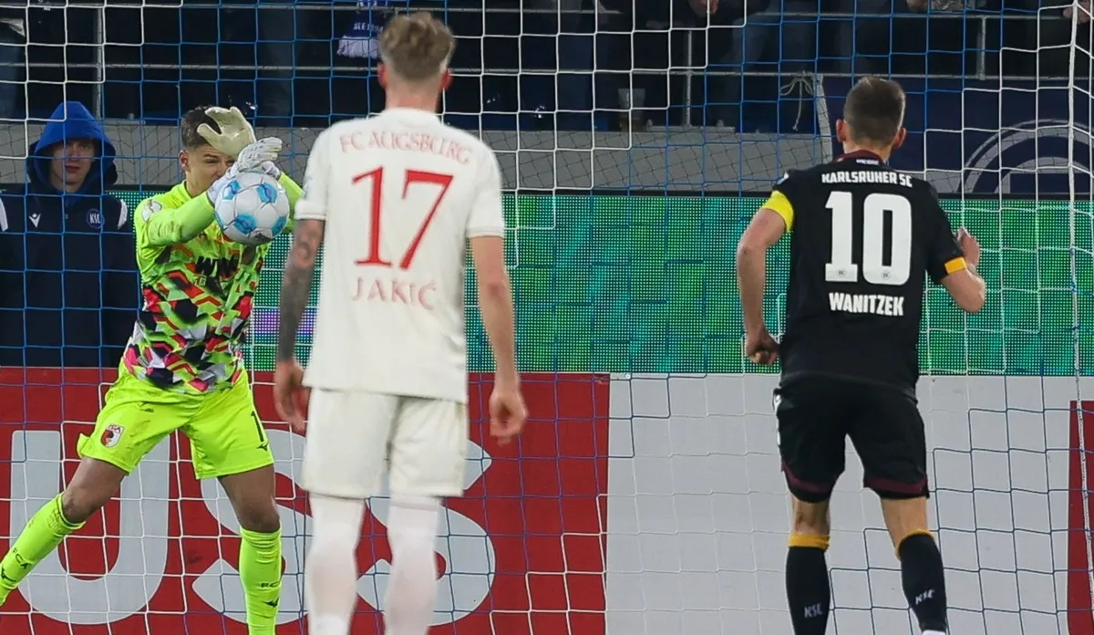 “Elferkiller” Dahmen bringt den FC Augsburg ins Viertelfinale – FCA schlägt Karlsruhe nach Elfmeterschießen