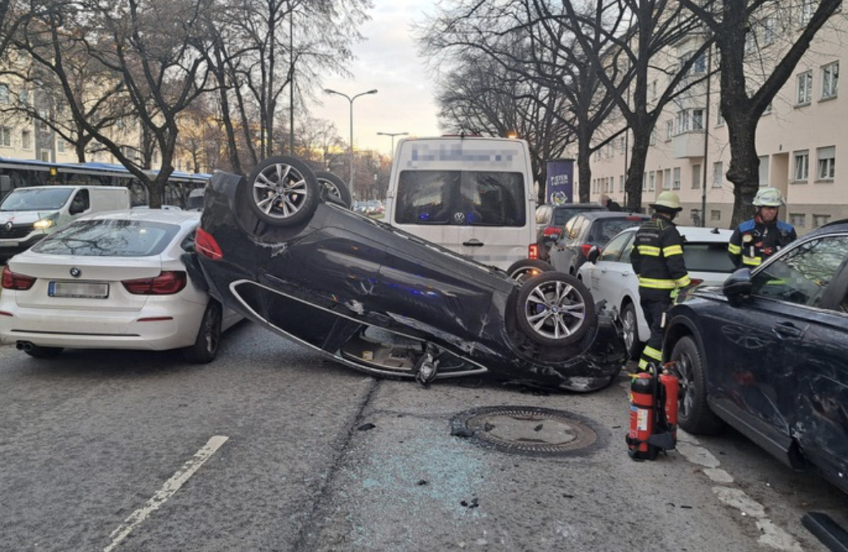 München | Schwerer Verkehrsunfall in der Aschheimer Straße: Drei Verletzte und erheblicher Sachschaden