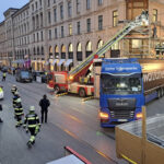 Maximilianstraße in München: Lkw reißt Baugerüst mit – Feuerwehr stundenlang im Einsatz