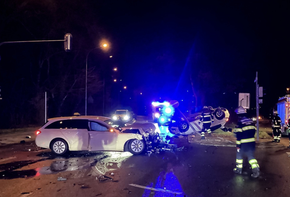 Horror-Crash in München: BMW überschlägt sich – Fahrer schwer verletzt, Taxi-Insassen leicht verletzt