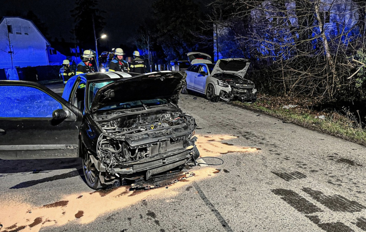 Feuerwehr München: Drei Menschen bei Frontalcrash zweier Pkw am Hasenbergl verletzt