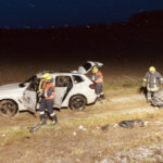 Schwerer Unfall auf B16 bei Oberhausen | Auto mit Familie stürzt bei Überholmanöver Abhang hinunter