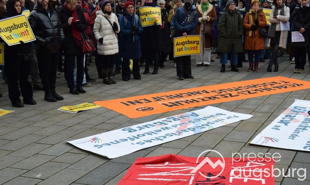 Hunderte demonstrieren in Augsburg für Vielfalt und gegen Hass