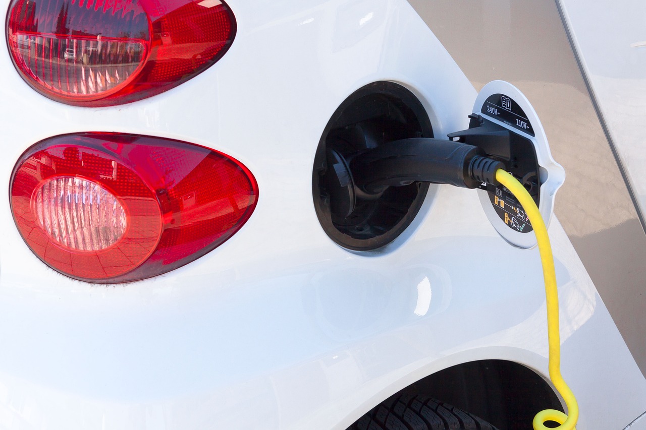 Viele Autofahrer nutzen weiterhin die Vorteile der E-Mobilität