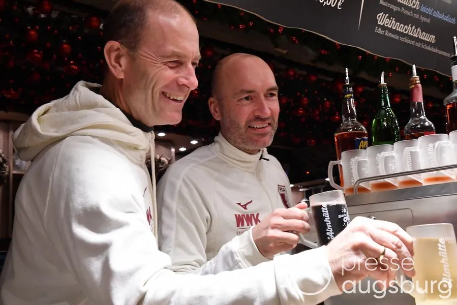 Thorup schenkt den Fans auf dem Augsburger Christkindlesmarkt ein – FCA-Coach verkauft Glühwein für den guten Zweck