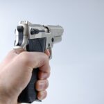 B16 bei Neuburg | Unbekannter schießt bei Streit mehrmals mit Gaspistole auf anderen Autofahrer
