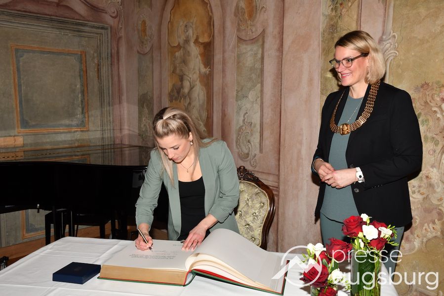 Eintrag In Das Goldene Buch | Augsburg Ehrt Weltmeisterin Tina Rupprecht