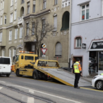 Unfall in Augsburg: Pkw kollidiert mit Straßenbahn in der Hermanstraße