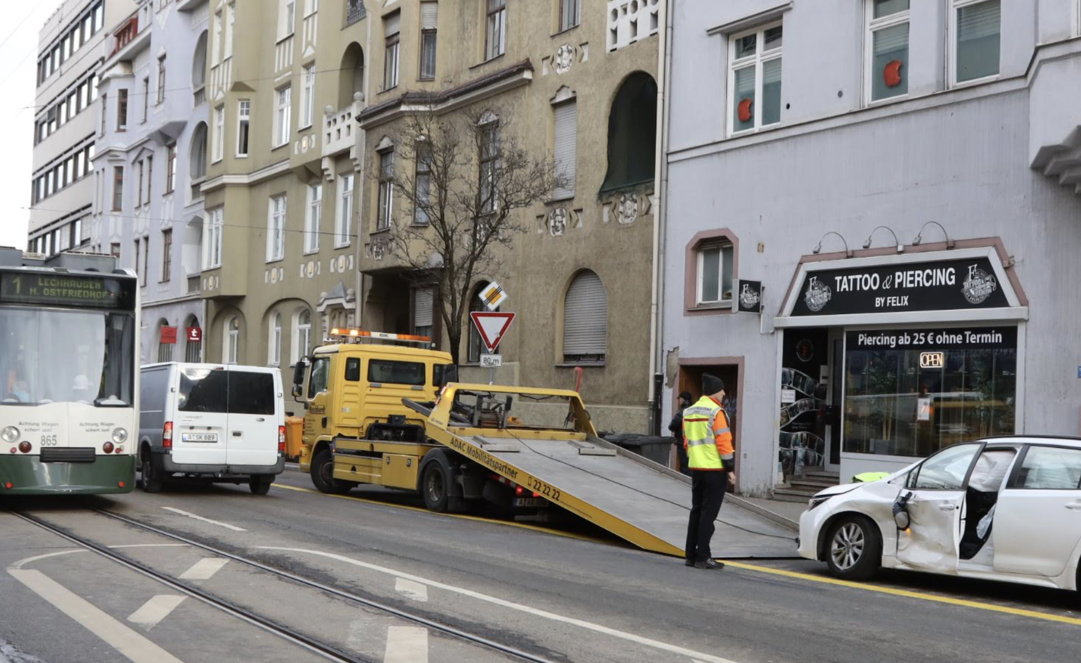 Unfall in Augsburg: Pkw kollidiert mit Straßenbahn in der Hermanstraße
