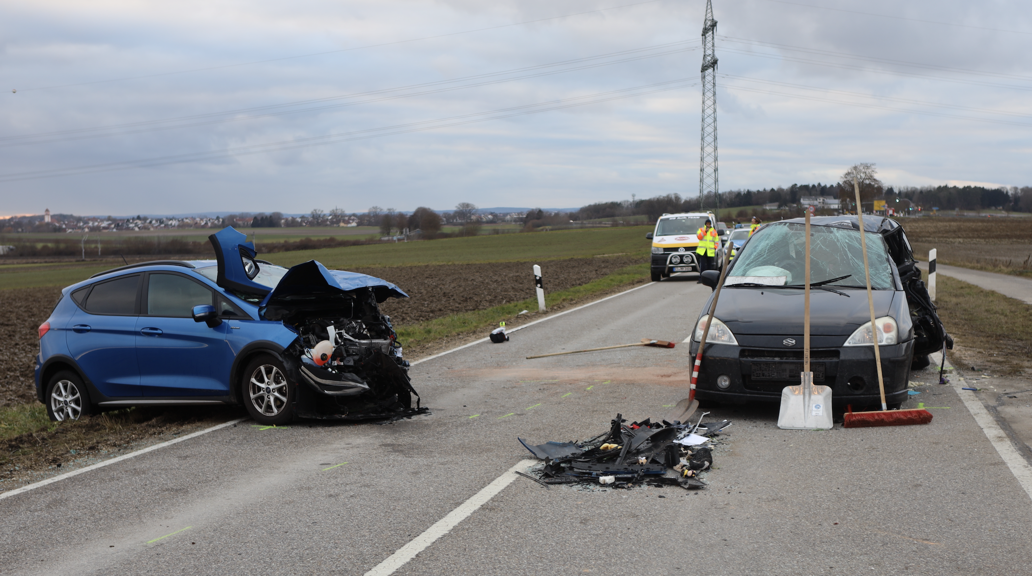 Schwerer Unfall auf der EI18 bei Lenting: Eine Frau verstorben, eine weitere Person verletzt