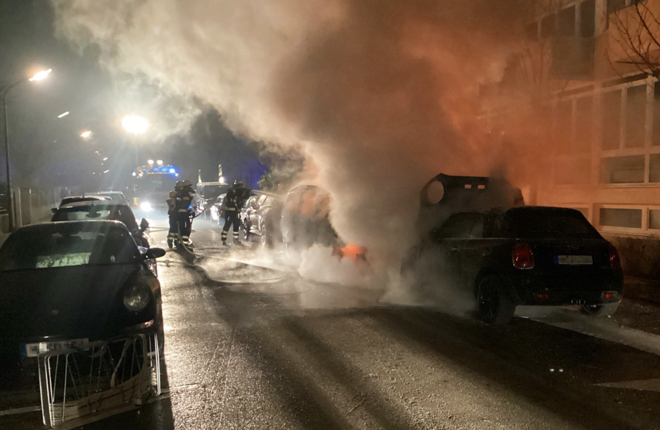 Feuerwehr München löschte mehrere Fahrzeuge in der Cuvilliésstraße