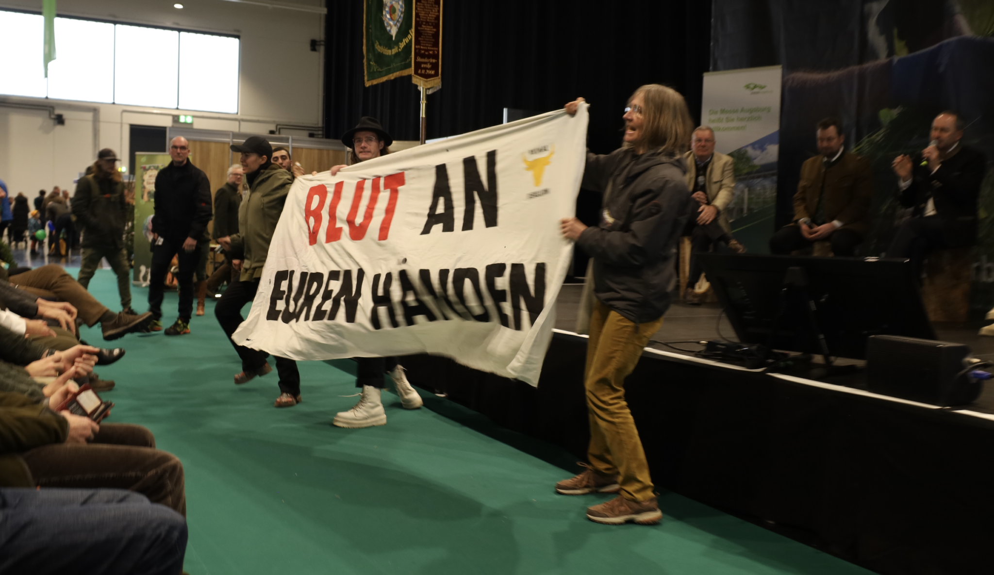 Aktivisten stören Podiumsdiskussion mit Hubert Aiwanger bei „Jagen und Fischen“ Messe in Augsburg
