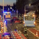 Pkw und Gelenkbus kollidieren in Obersendling – Drei Verletzte nach Unfall