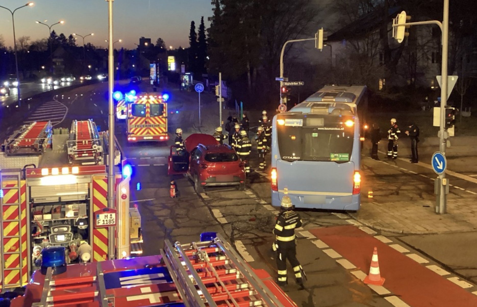 Pkw und Gelenkbus kollidieren in Obersendling – Drei Verletzte nach Unfall