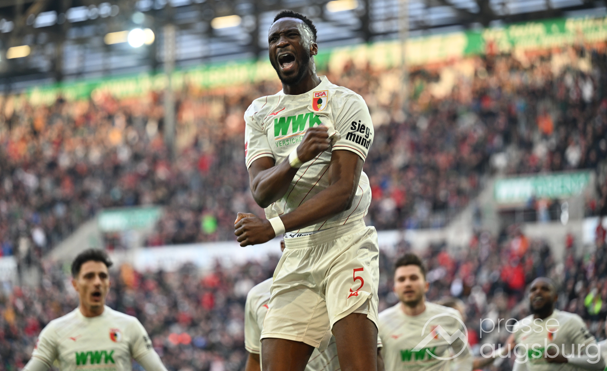 FC Augsburg verlängert mit Matsima
