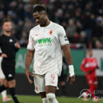 Gestern nicht im Kader, heute schon weg? Samuel Essende verlässt offenbar den FC Augsburg in Richtung Schweiz