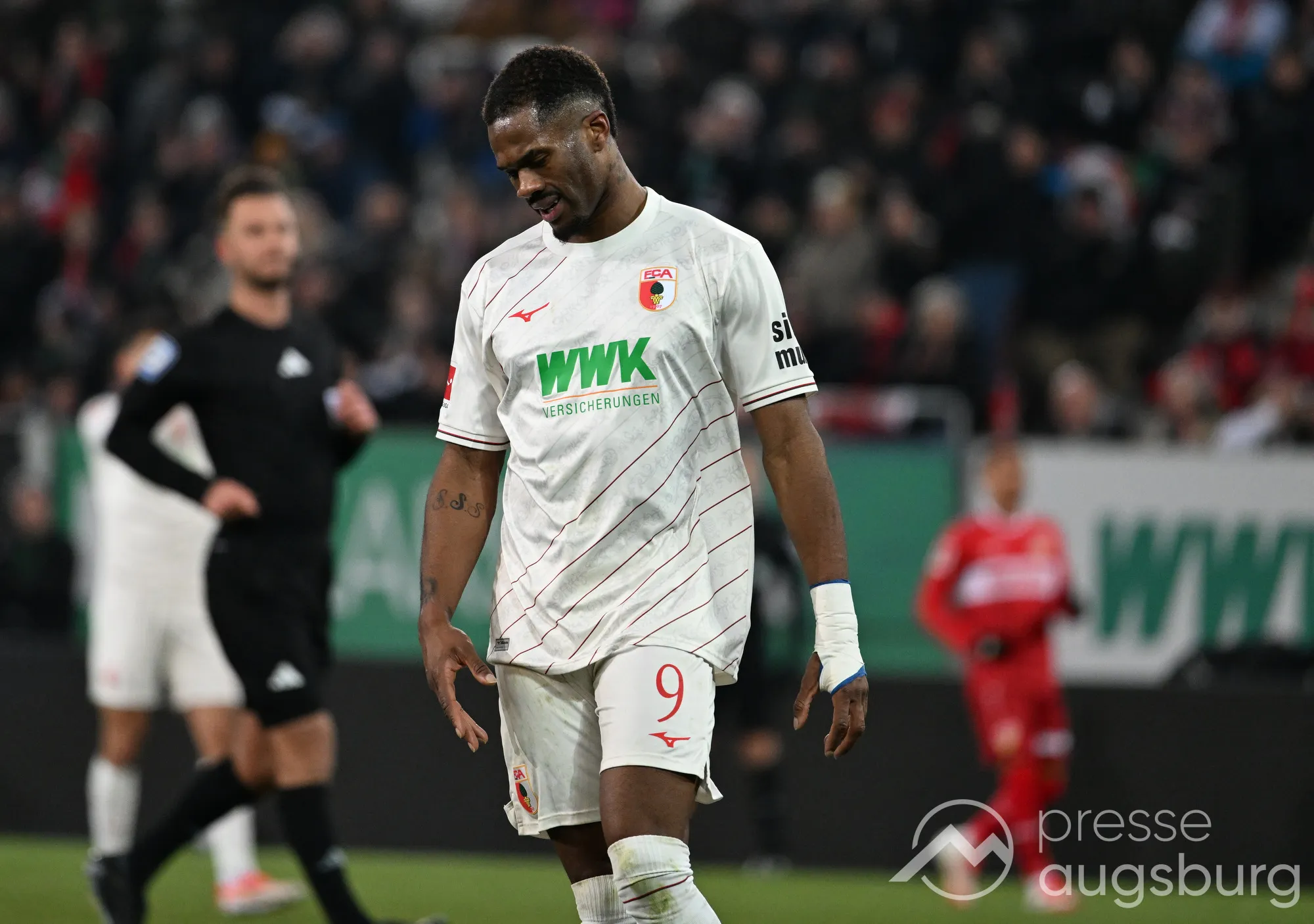 Gestern nicht im Kader, heute schon weg? Samuel Essende verlässt offenbar den FC Augsburg in Richtung Schweiz