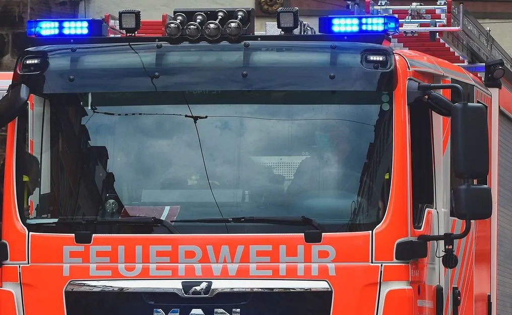 Brennender Pkw auf der B2 – Vollsperrung zwischen Nordendorf und Mertingen