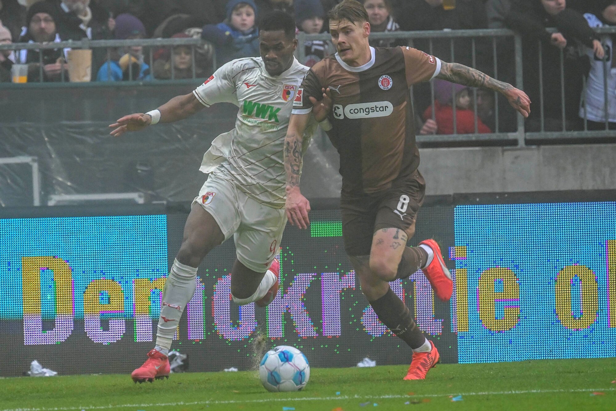 Notfall am Millerntor! Zuschauer musste beim Spiel des FC Augsburg auf St. Pauli reanimiert werden