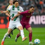 3:0! Claude-Maurice schnürt den Hattrick –  FC Augsburg siegt in Überzahl gegen Gladbach