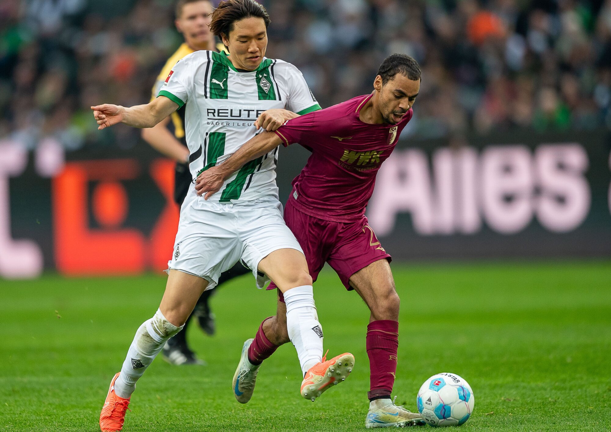 3:0! Claude-Maurice schnürt den Hattrick –  FC Augsburg siegt in Überzahl gegen Gladbach