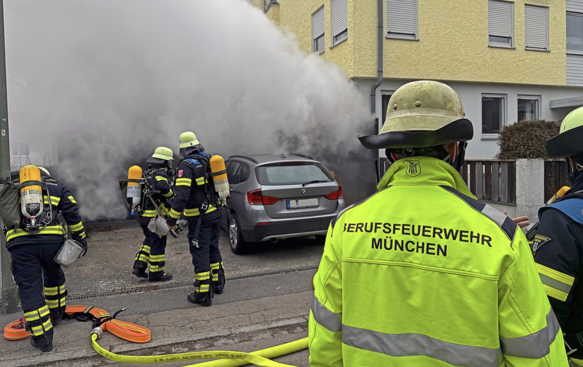 Großaufgebot der Feuerwehr: Tiefgaragenbrand in der Riedener Straße in München