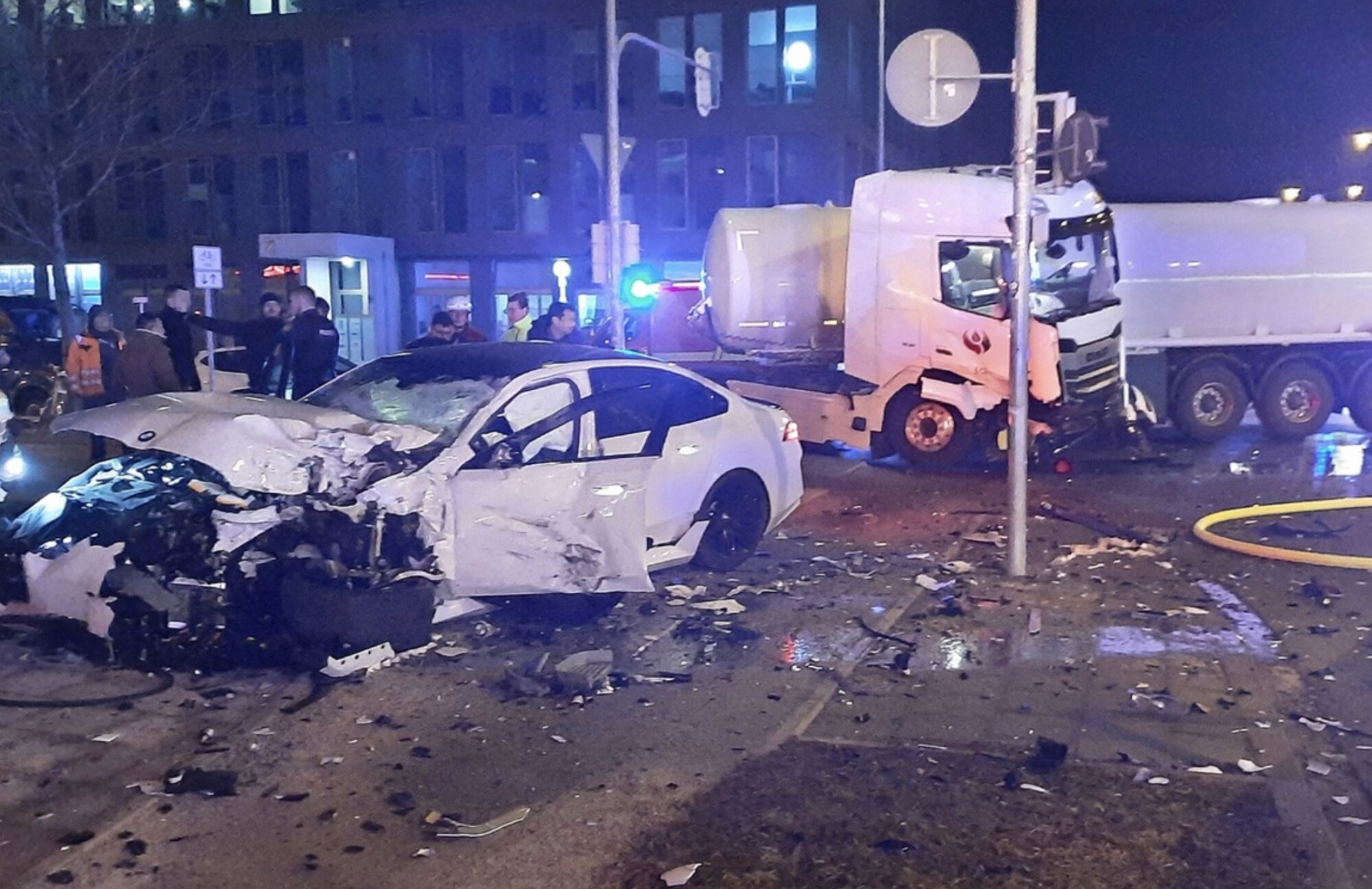 München | Schwerer Verkehrsunfall auf der Schleißheimer Straße