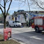 LKW fährt in Hubarbeitsbühne in München: Zwei Schwerverletzte