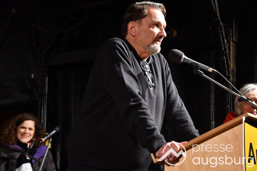 Rund 12.000 Menschen Demonstrieren In Augsburg Gegen Rechtsruck