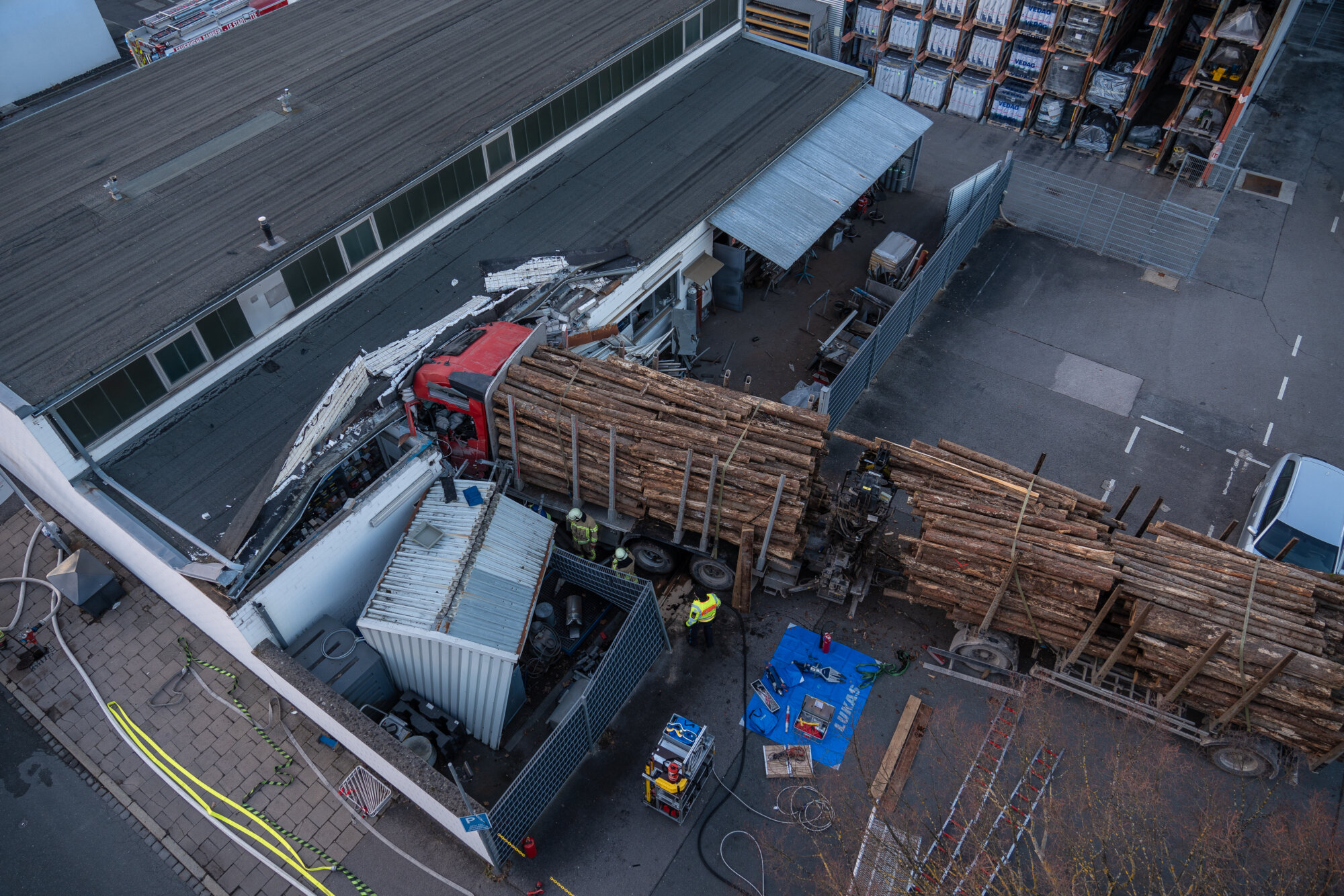 Bamberg | Holz-Lastwagen rast in Gebäude: Ampeln, Schilder und Zäune bei Chaos-Fahrt niedergemäht
