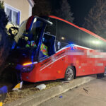 Schwerer Busunfall in Neuburg: 60-jähriger Fahrer stirbt nach Crash gegen Mauer