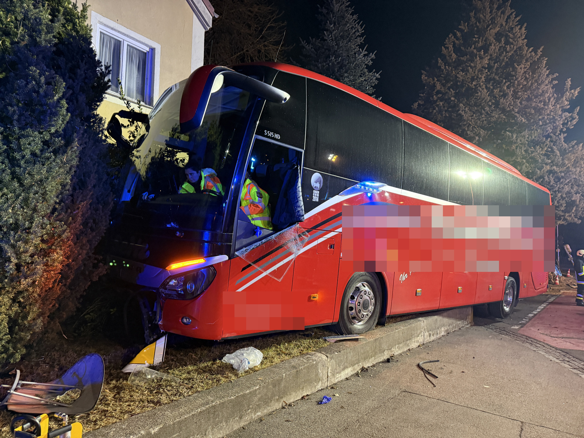 Schwerer Busunfall in Neuburg: 60-jähriger Fahrer stirbt nach Crash gegen Mauer