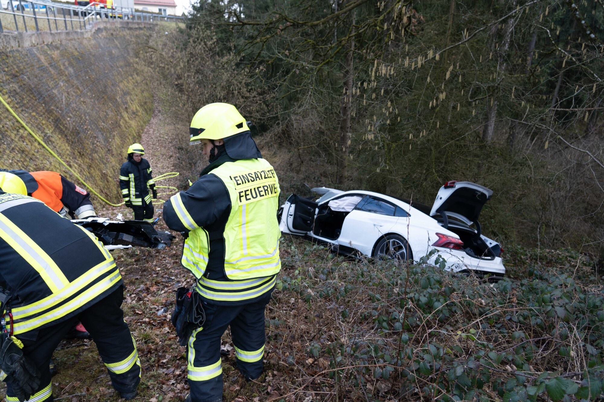 Landkreis Neuburg-Schrobenhausen | Schwerer Unfall bei Sinning: Audi e-tron GT landet im Graben