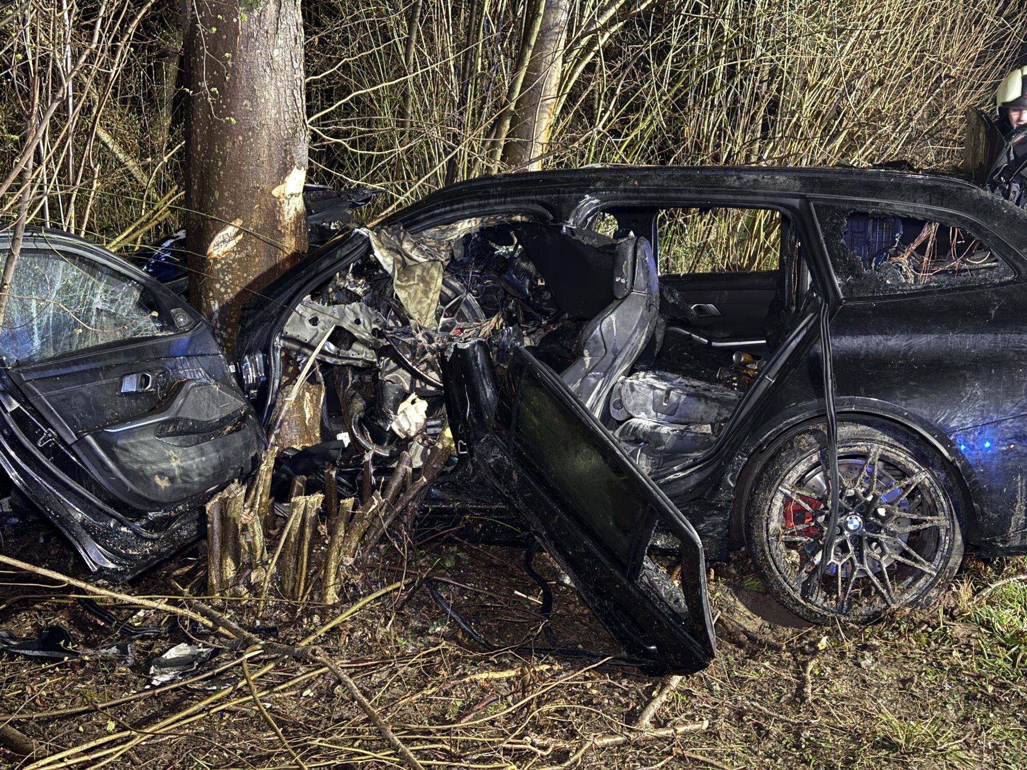 Neuburg | Autofahrt endet für 44-Jährigen tödlich: Hochmotorisiertes Auto geht in Flammen auf