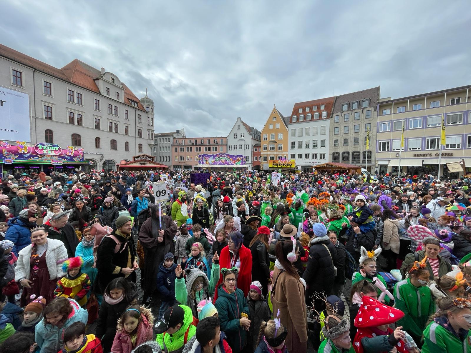 Augsburg feiert den Faschings-Endspurt auf dem Rathausplatz