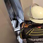 München | Kleinkind in Aufzug eingeschlossen: Feuerwehr rettet nach dramatischem Einsatz