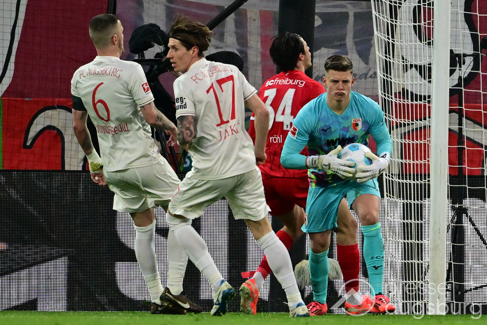Augsburg und Freiburg trennen sich torlos – Rekord für Dahmen
