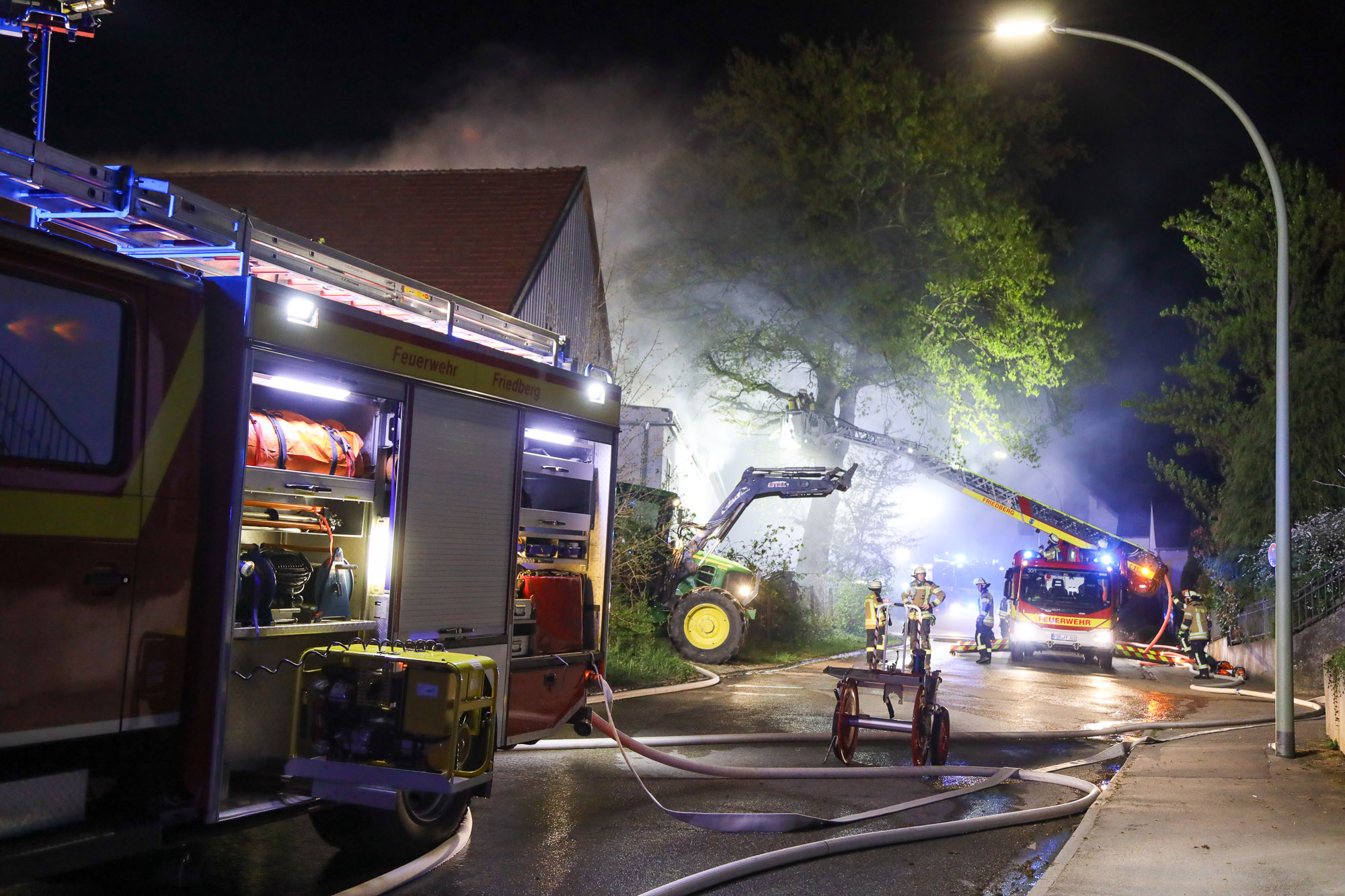 Großbrand in Wulfertshausen: Stadel in Flammen – rund 120 Einsatzkräfte im Einsatz