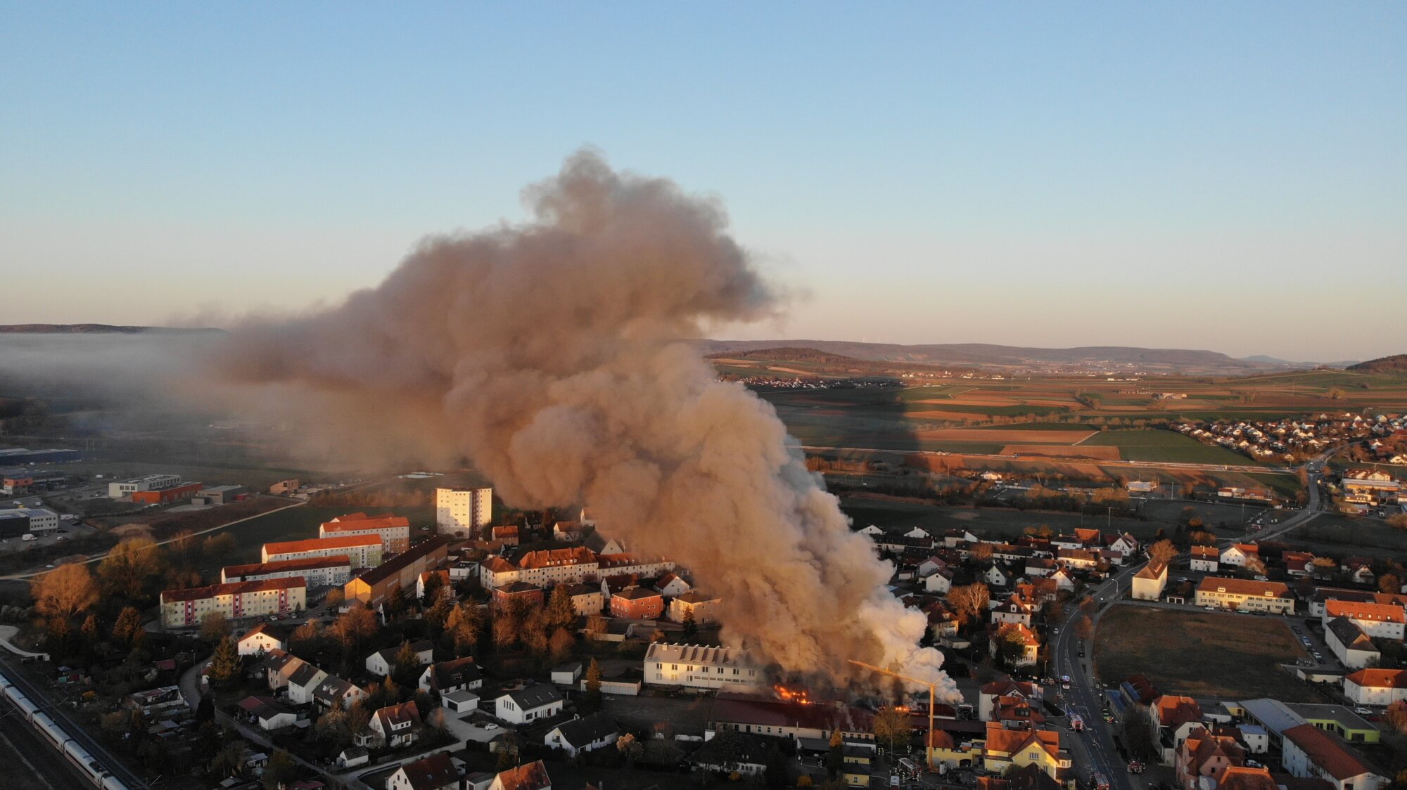 Feuer-Inferno in Weißenburg! 145 Jahre alte Maschinenfabrik geht in Flammen auf