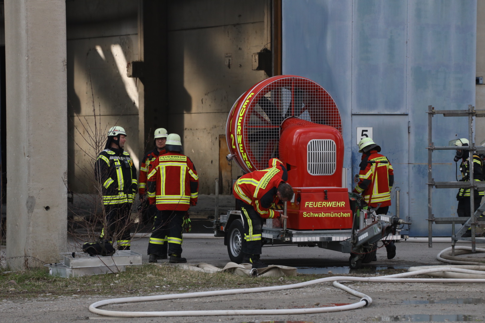 Zweiter Brand innerhalb weniger Wochen: Erneut Feuer in Lagerhalle bei Recyclingfirma in Königsbrunn