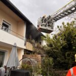 Feuerwehreinsatz am Ostersonntag | Frau muss in Augsburg-Pfersee per Drehleiter gerettet werden