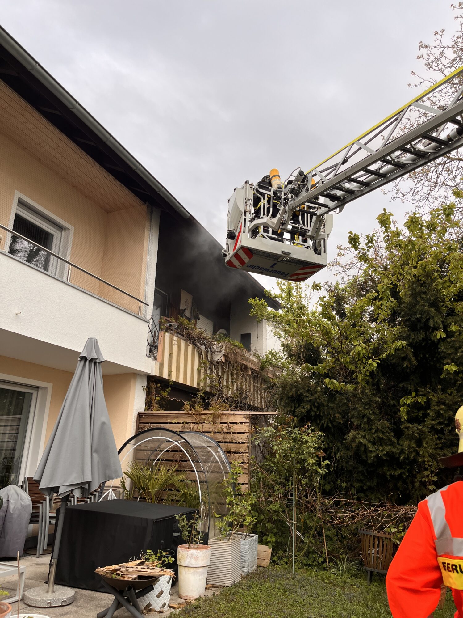 Feuerwehreinsatz am Ostersonntag | Frau muss in Augsburg-Pfersee per Drehleiter gerettet werden