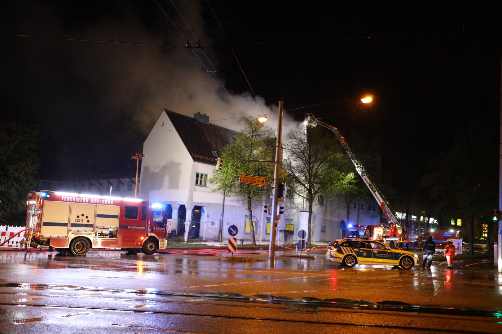 Dachstuhlbrand in leerstehendem Gebäude in Augsburg-Kriegshaber