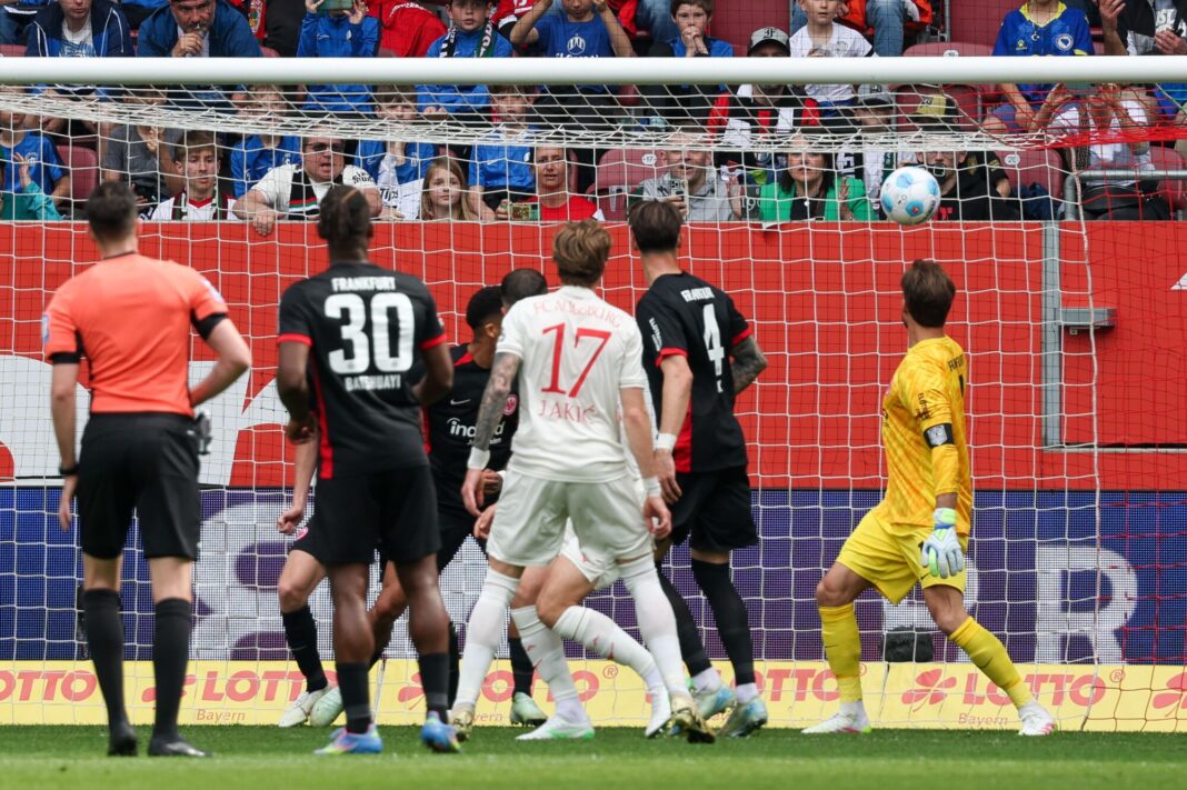 FC Augsburg vs Eintracht Frankfurt, Fussball, Bundesliga, DFL, Rueckrunde, 30. Spieltag, 20.04.2025