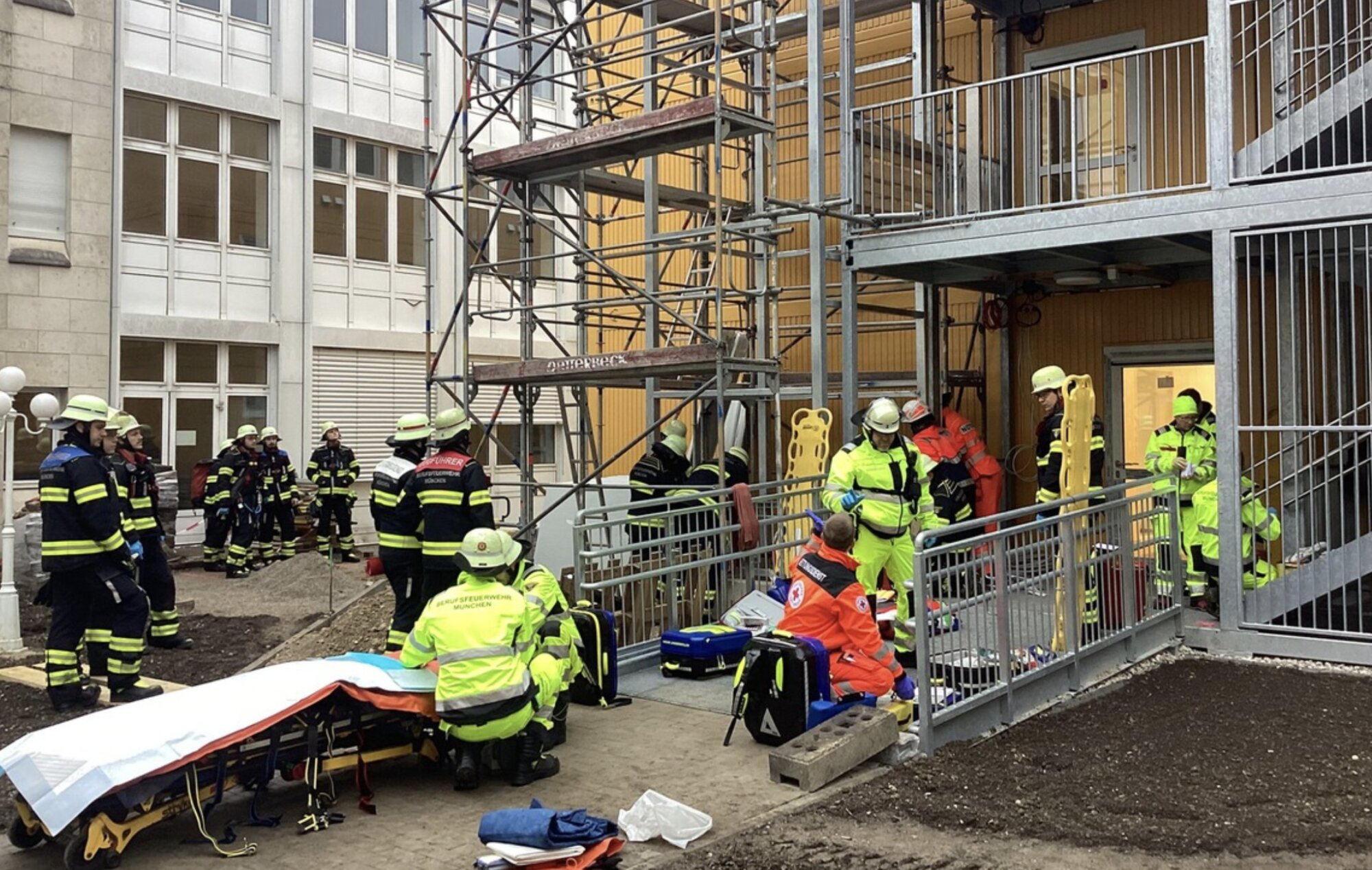 Schwerer Arbeitsunfall auf Münchner Baustelle – Zwei Arbeiter schwer verletzt