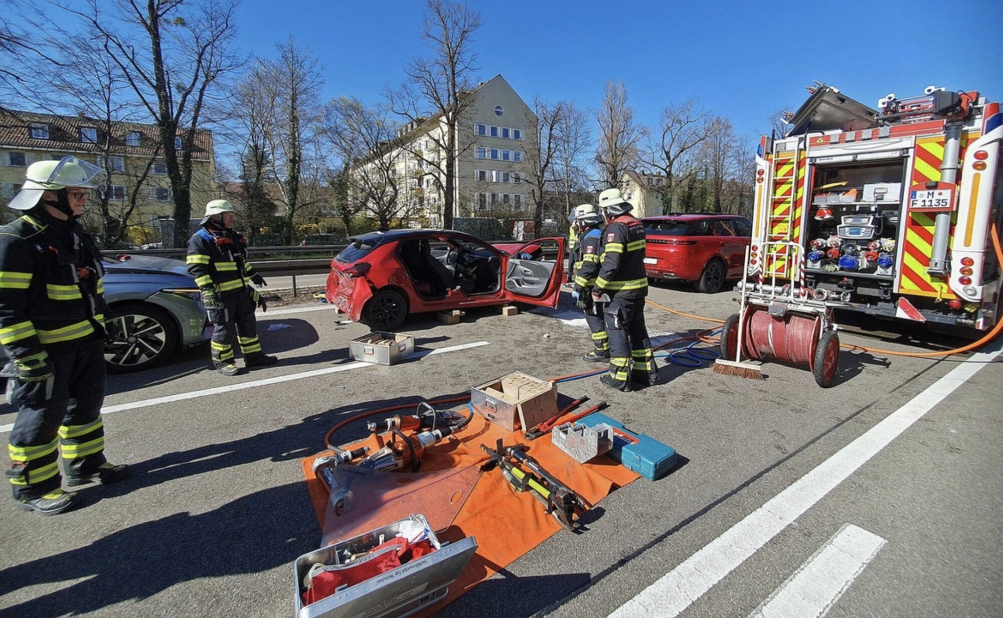 A95 bei München:  Fahrerin nach Verkehrsunfall von Feuerwehr gerettet