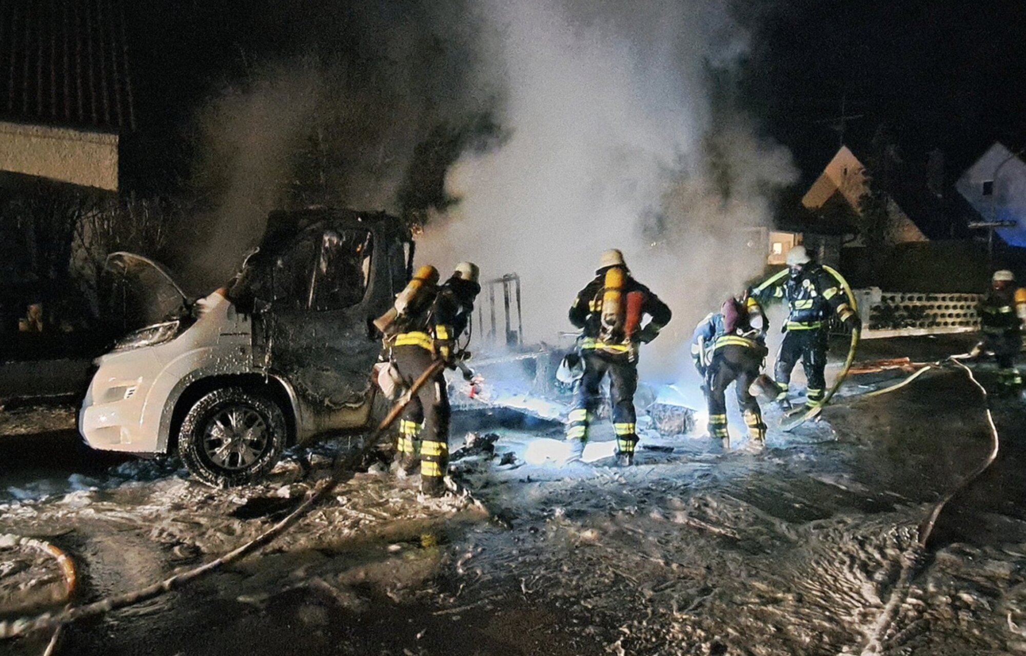 Wohnmobil in Aubing komplett ausgebrannt – Mehrere Pkw und Gebäude beschädigt