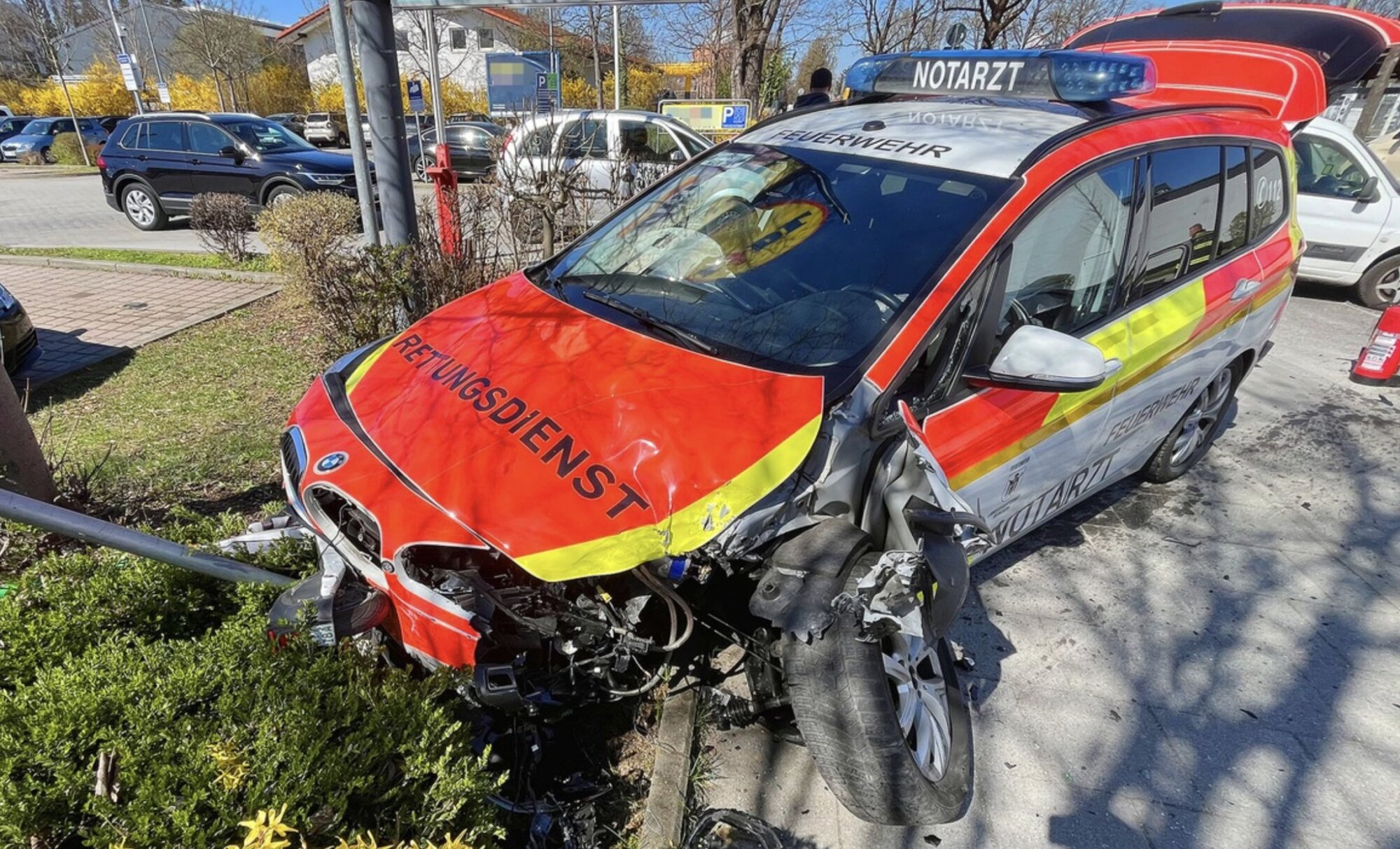 Vier Verletzte bei Unfall mit Notarzteinsatzfahrzeug in München
