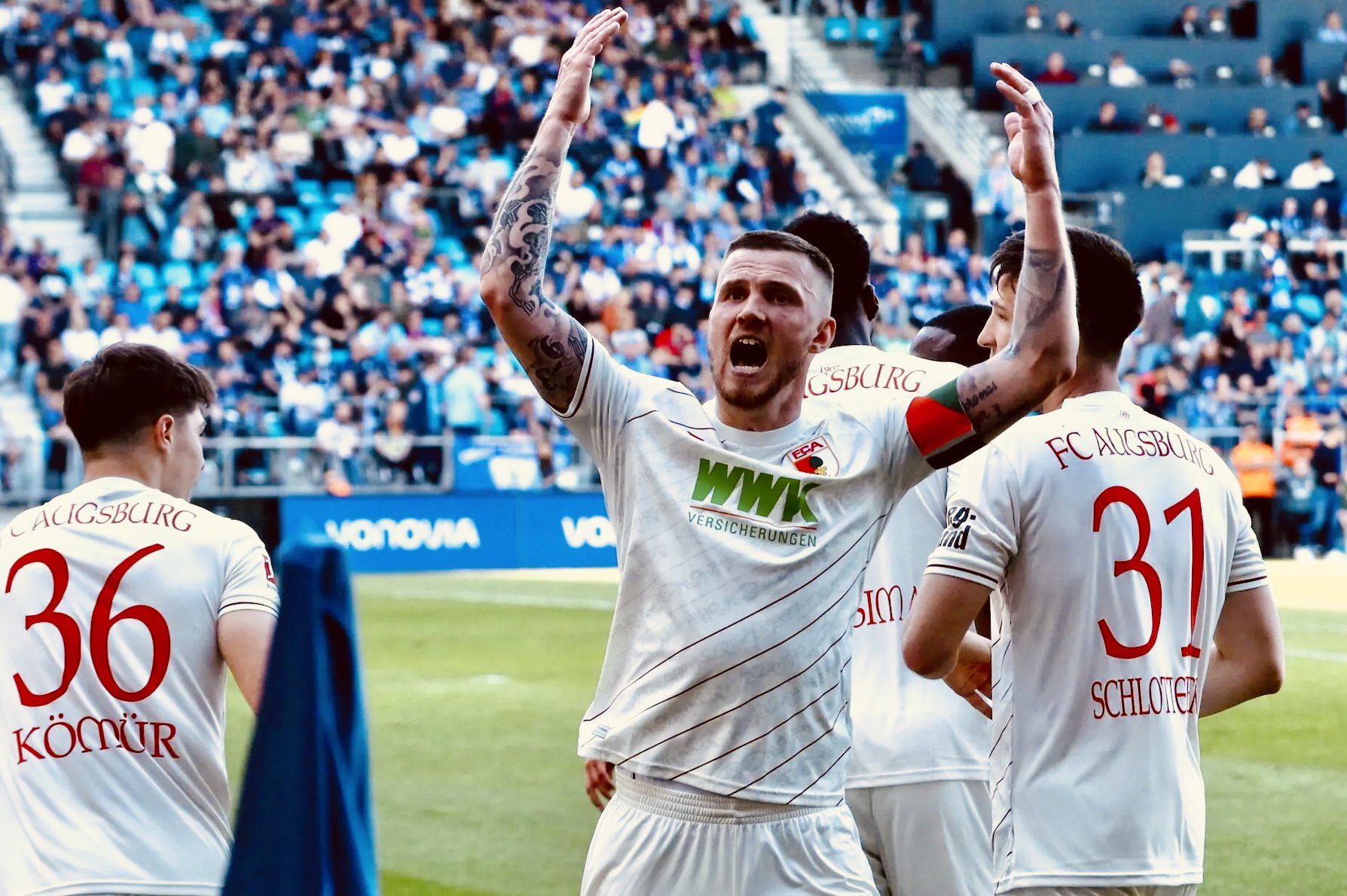 Zittern, kämpfen, siegen | FC Augsburg sichert sich mit Zittersieg in Bochum den vorzeitigen Klassenerhalt